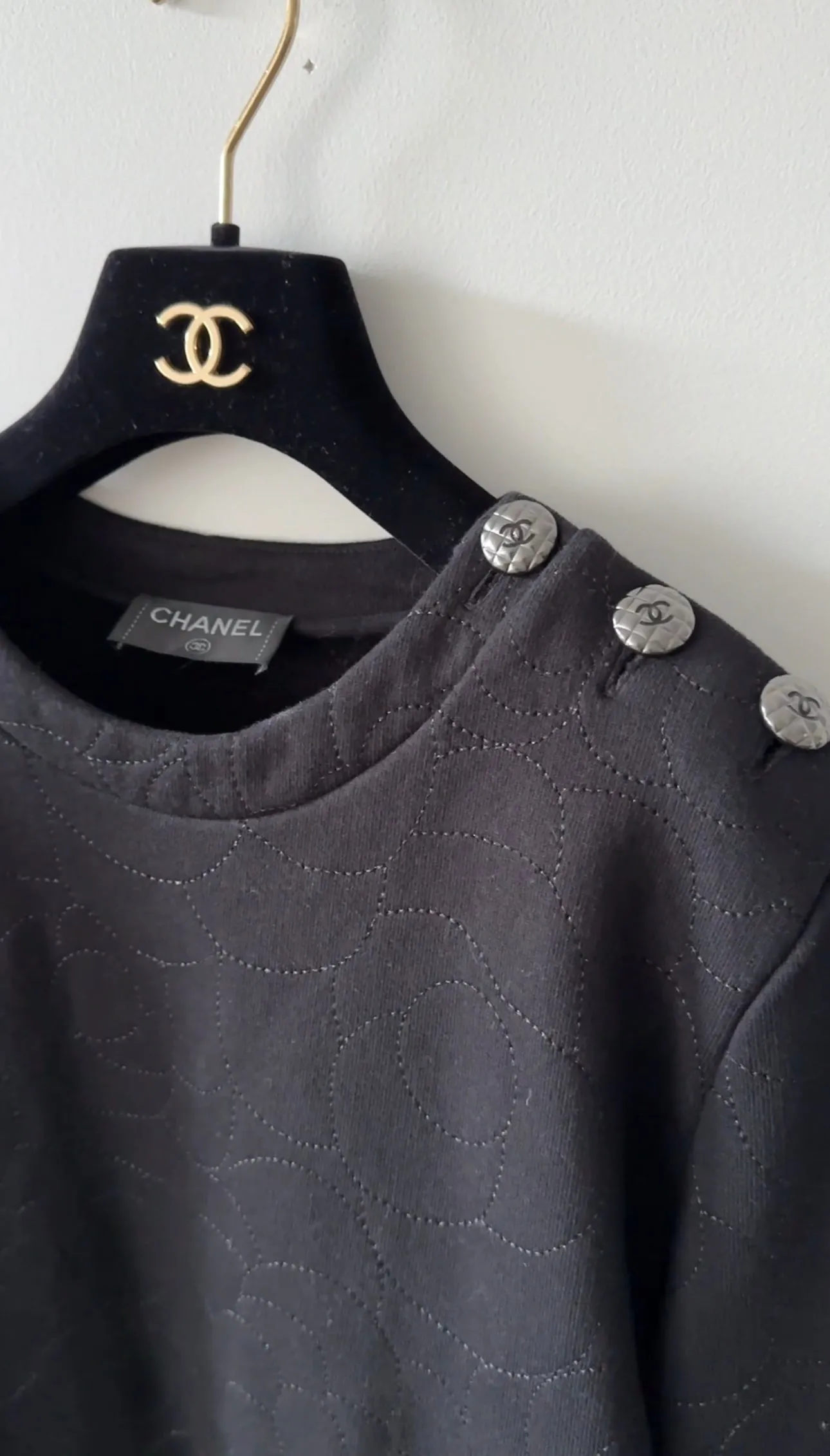 Chanel 18B Black Camelia Top Stitch Pullover Sweatshirt - FR40 / M